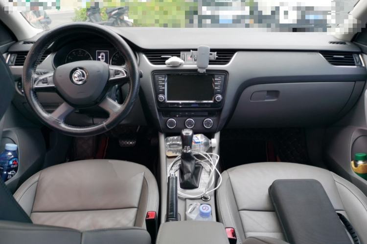 Used Skoda Octavia 2015 1.6L Automatic Yijun Edition Center Console