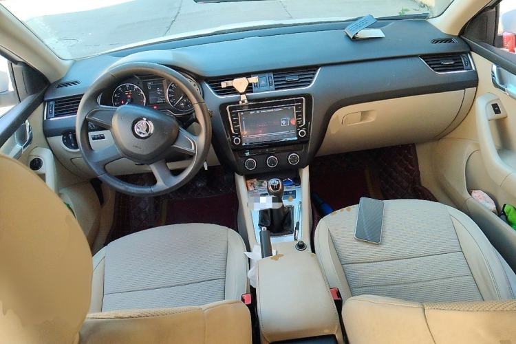 Used Skoda Octavia 2015 1.6L Manual Yijie Edition Center Console