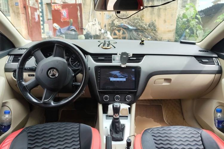 Used Skoda Octavia 2015 1.6L Automatic Yijie Edition Center Console