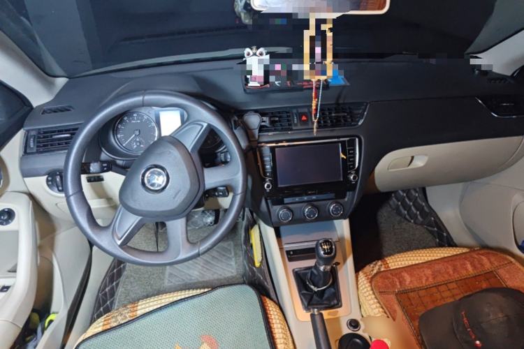 Used Skoda Octavia 2015 1.6L Manual Yijie Edition Center Console