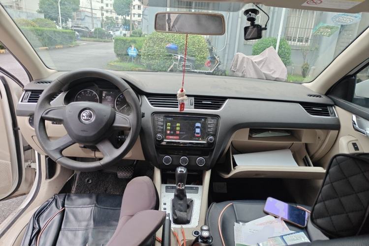 Used Skoda Octavia 2015 1.6L Automatic Yijie Edition Center Console