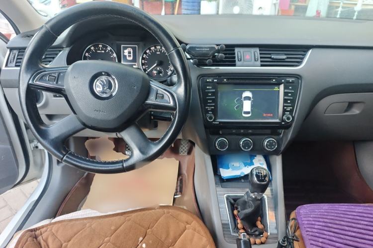 Used Skoda Octavia 2015 1.6L Manual Yijun Edition Center Console