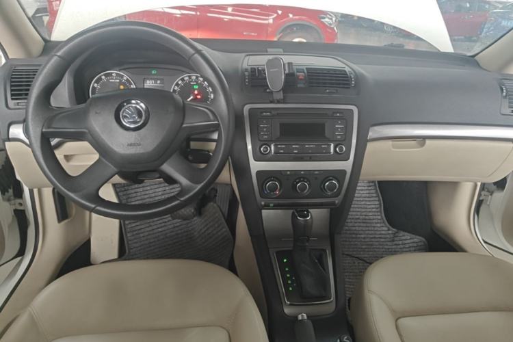 Used Skoda Octavia 2015 Classic Model 1.6L Automatic Yijie Version Center Console