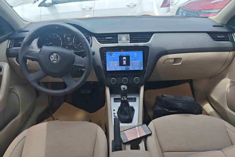 Used Skoda Octavia 2015 1.6L Automatic Yijie Edition Center Console
