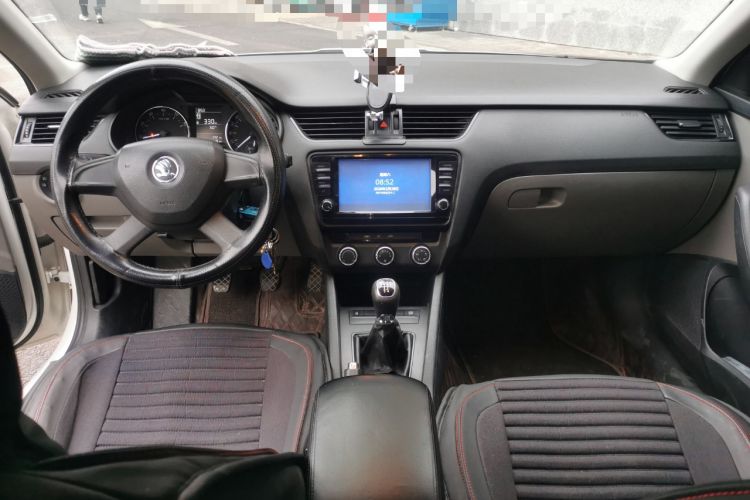 Used Skoda Octavia 2015 1.6L Manual Eado Edition Center Console