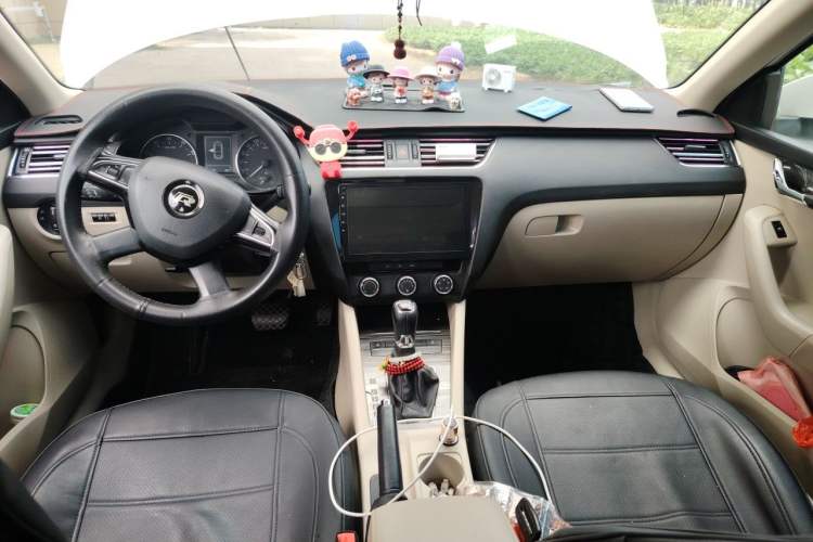 Used Skoda Octavia 2015 1.6L Automatic Yijun Edition Center Console