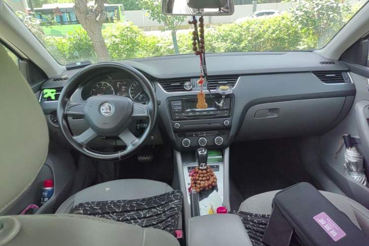 Used Skoda Octavia 2015 1.6L Automatic Yijie Edition Center Console