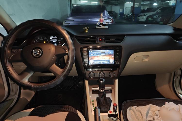 Used Skoda Octavia 2015 1.6L Automatic Yijie Edition Center Console