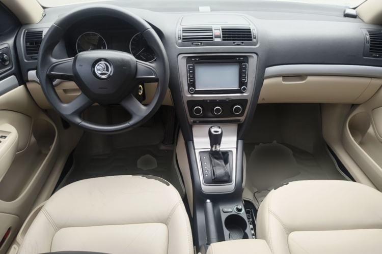 Used Skoda Octavia 2015 Classic Model 1.6L Automatic Yijie Version Center Console