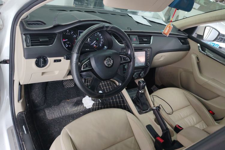 Used Skoda Octavia 2015 1.6L Automatic Yijun Edition Center Console