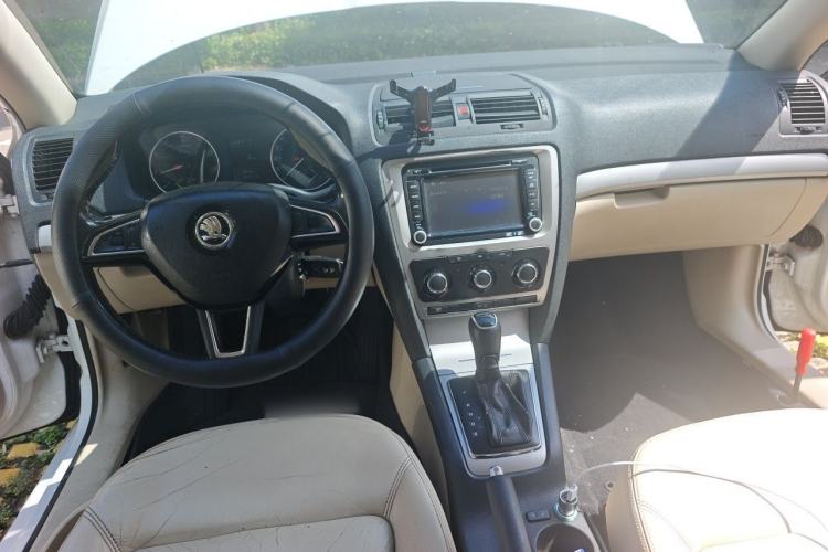 Used Skoda Octavia 2015 Classic Model 1.6L Automatic Yijie Version Center Console