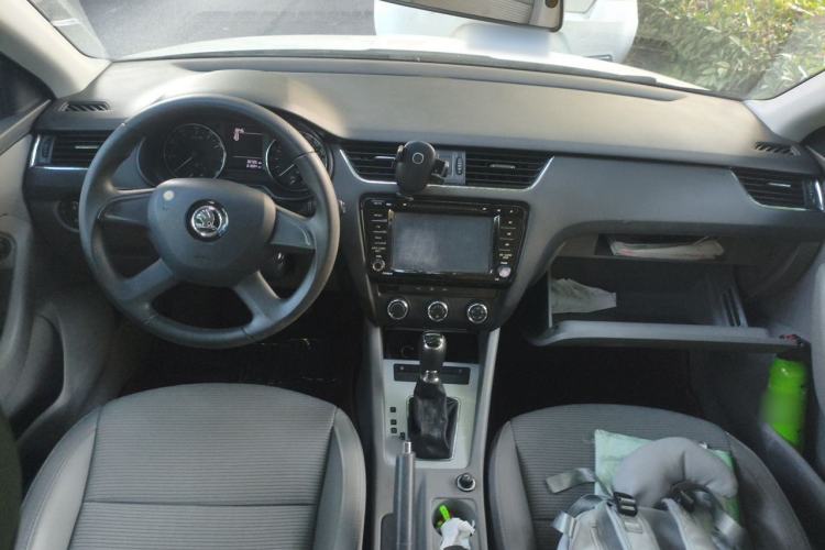 Used Skoda Octavia 2015 1.6L Automatic Yijie Edition Center Console