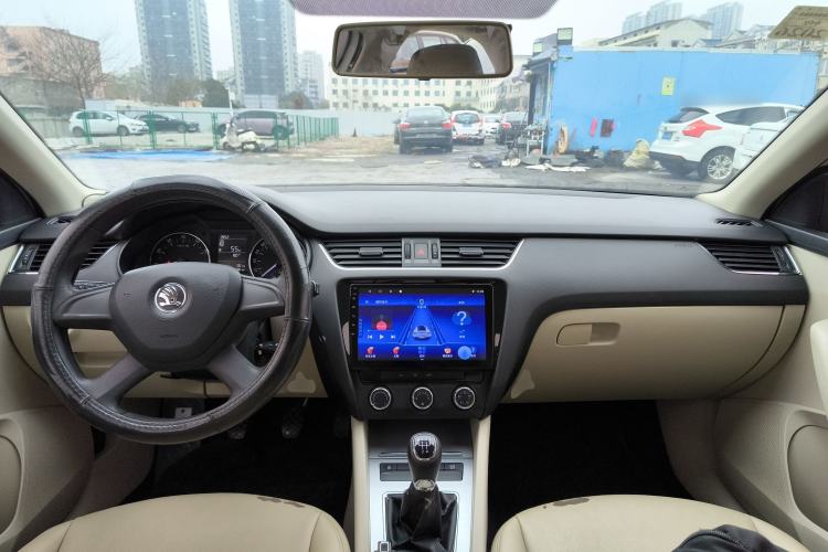Used Skoda Octavia 2015 1.6L Manual Yijie Edition Center Console