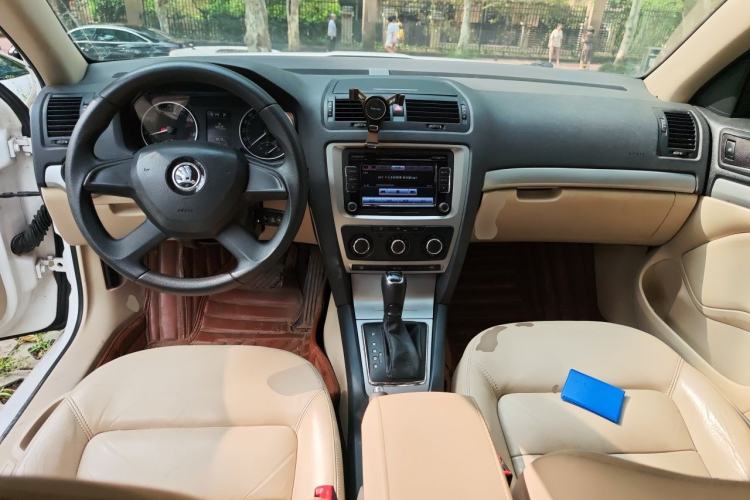 Used Skoda Octavia 2015 Classic Model 1.6L Automatic Yijie Version Center Console