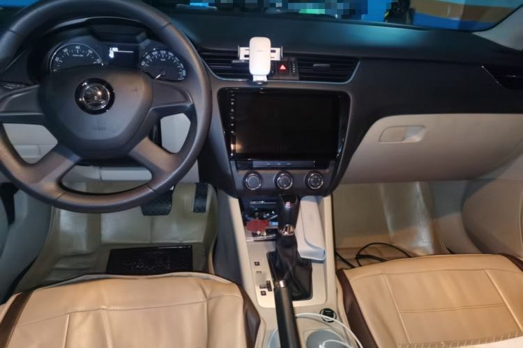Used Skoda Octavia 2015 1.6L Automatic Yijie Edition Center Console