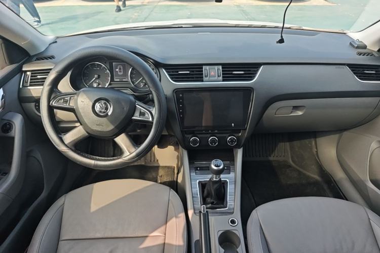 Used Skoda Octavia 2015 1.6L Manual Yijun Edition Center Console