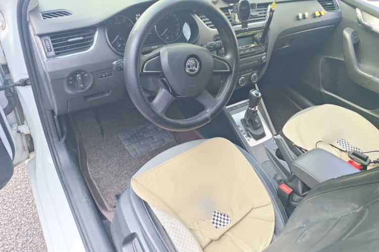 Used Skoda Octavia 2015 1.6L Automatic Yijie Edition Center Console