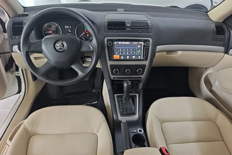 Used Skoda Octavia 2015 Classic Model 1.6L Automatic Yijie Version Center Console