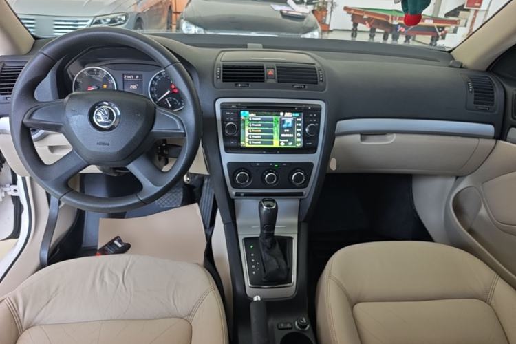 Used Skoda Octavia 2015 Classic Model 1.6L Automatic Yijie Version Center Console