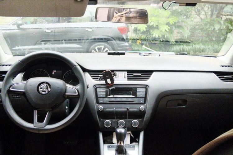 Used Skoda Octavia 2015 1.6L Automatic Yijie Edition Center Console