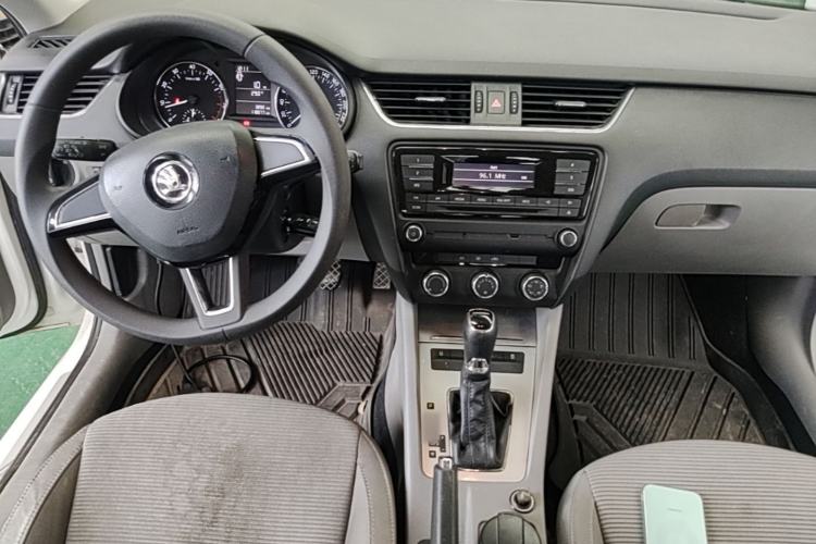 Used Skoda Octavia 2015 1.6L Automatic Yijie Edition Center Console