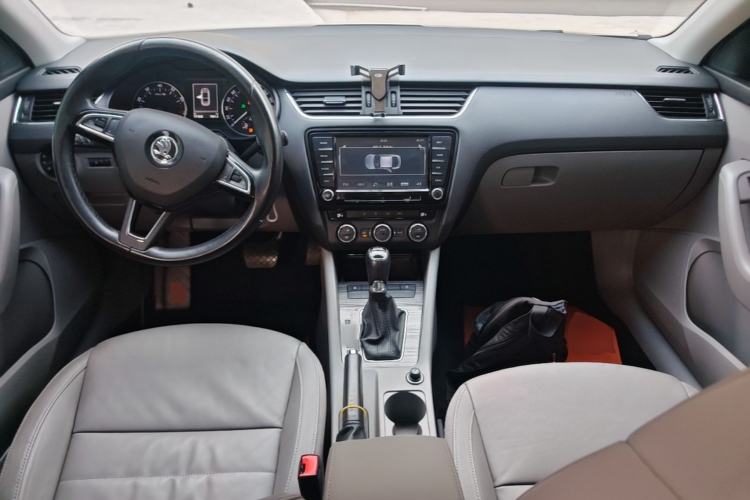 Used Skoda Octavia 2015 1.4TSI DSG Yijun Edition Center Console