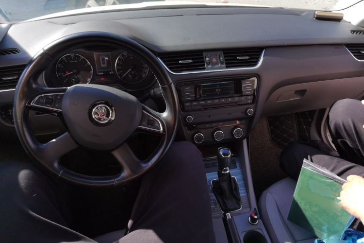 Used Skoda Octavia 2015 1.6L Automatic Yijun Edition Center Console