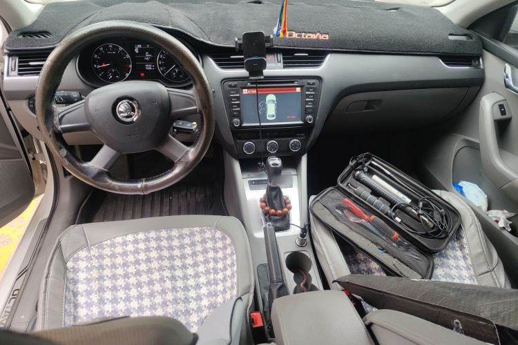 Used Skoda Octavia 2015 1.6L Automatic Yijie Edition Center Console