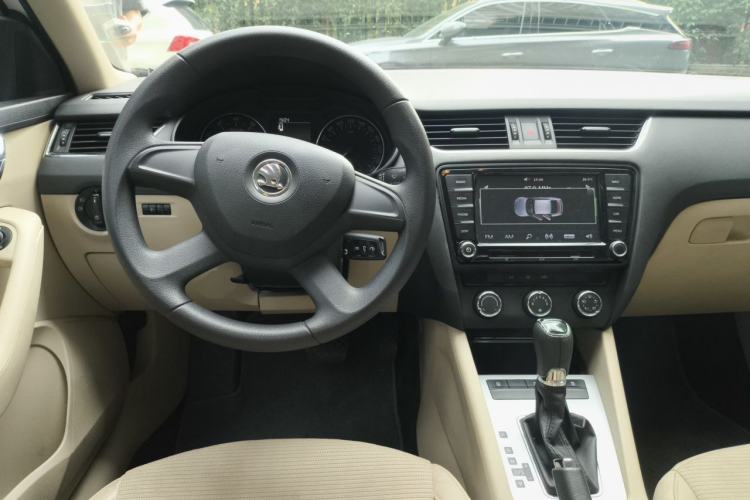 Used Skoda Octavia 2015 1.6L Automatic Yijie Edition Center Console