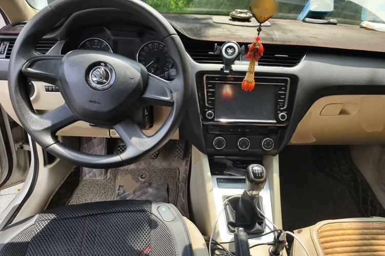 Used Skoda Octavia 2015 1.6L Manual Yijie Edition Center Console