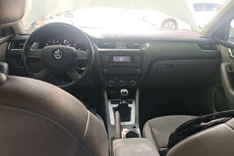 Used Skoda Octavia 2015 1.6L Manual Yijie Edition Center Console