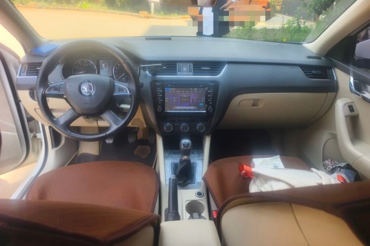 Used Skoda Octavia 2015 1.6L Manual Yijun Edition Center Console