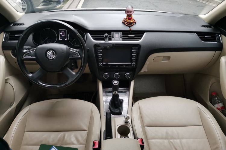 Used Skoda Octavia 2015 1.6L Automatic Yijie Edition Center Console