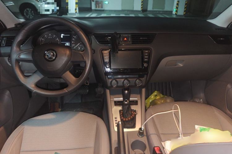 Used Skoda Octavia 2015 1.6L Automatic Yijie Edition Center Console