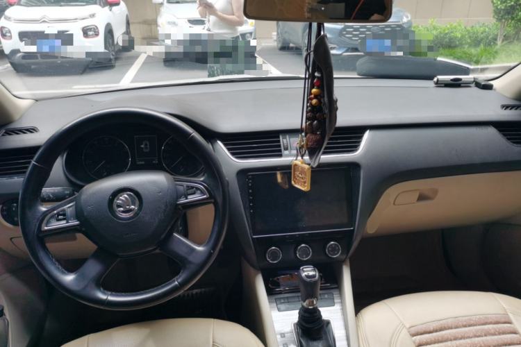 Used Skoda Octavia 2015 1.6L Automatic Yijun Edition Center Console