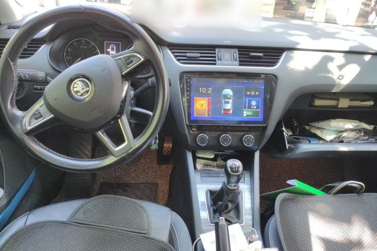 Used Skoda Octavia 2015 1.6L Manual Yijun Edition Center Console