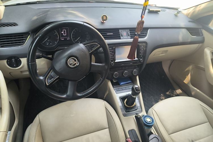 Used Skoda Octavia 2015 1.6L Manual Yijun Edition Center Console