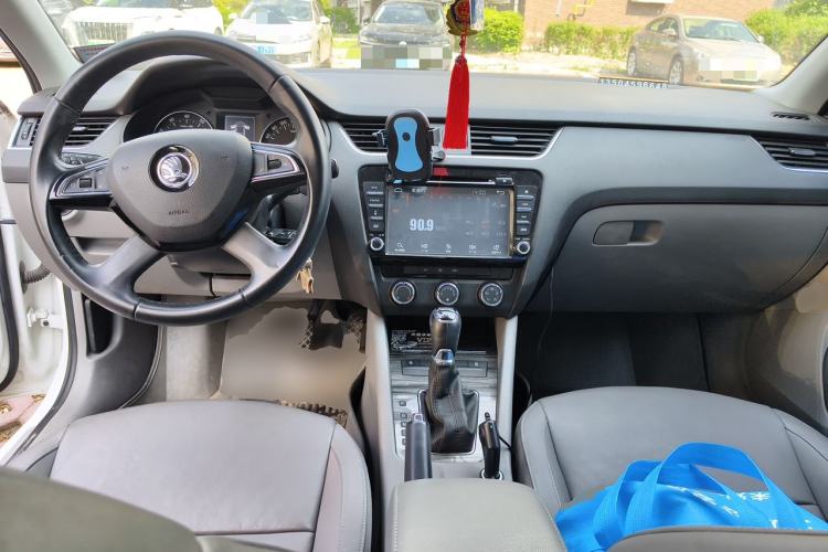 Used Skoda Octavia 2015 1.6L Automatic Yijun Edition Center Console