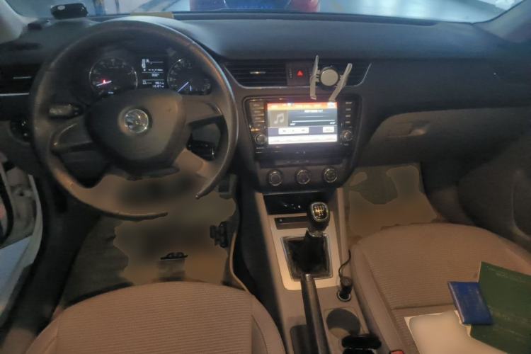 Used Skoda Octavia 2015 1.6L Manual Yijie Edition Center Console