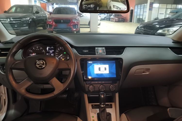 Used Skoda Octavia 2015 1.6L Automatic Yijie Edition Center Console
