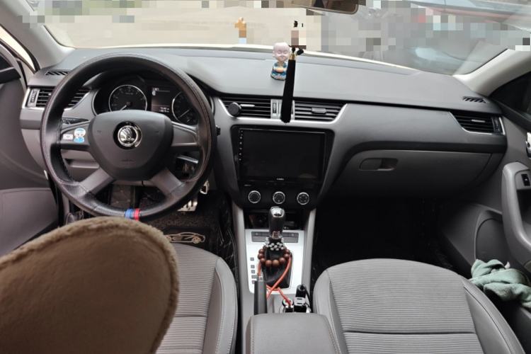 Used Skoda Octavia 2015 1.6L Automatic Yijie Edition Center Console