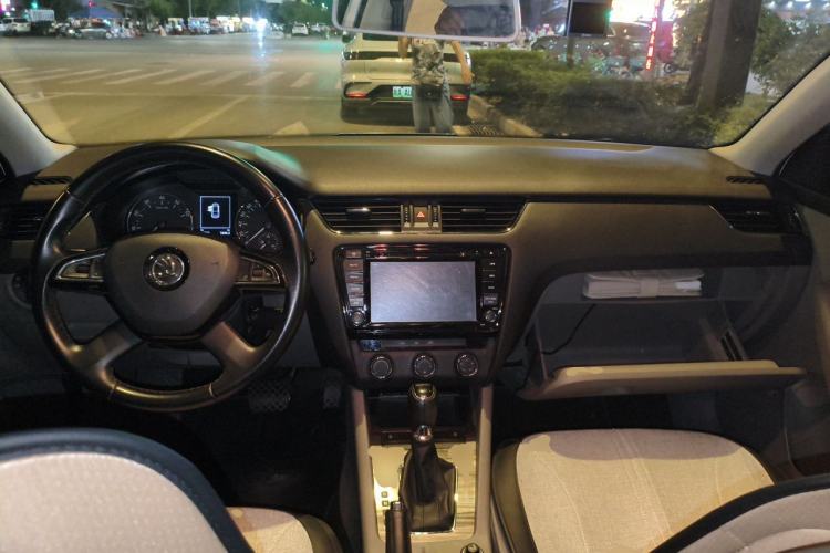 Used Skoda Octavia 2015 1.6L Automatic Yijun Edition Center Console