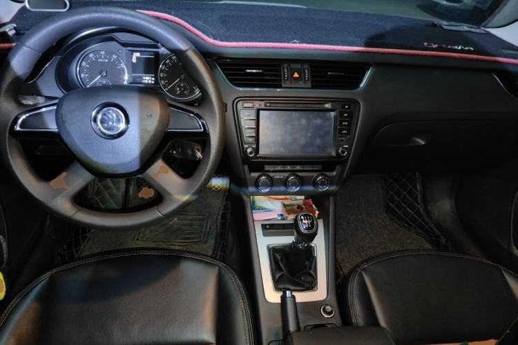 Used Skoda Octavia 2015 1.6L Manual Yijie Edition Center Console