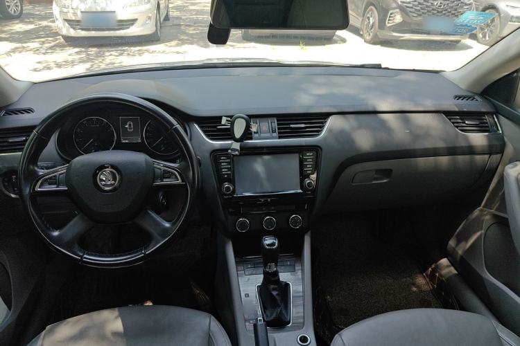 Used Skoda Octavia 2015 1.6L Automatic Yijun Edition Center Console
