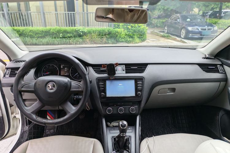 Used Skoda Octavia 2015 1.6L Manual Eado Edition Center Console