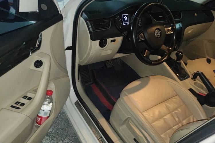 Used Skoda Octavia 2015 1.6L Automatic Yijun Edition Driver Seat
