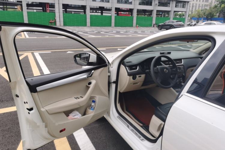 Used Skoda Octavia 2015 1.6L Automatic Yijun Edition Driver Seat