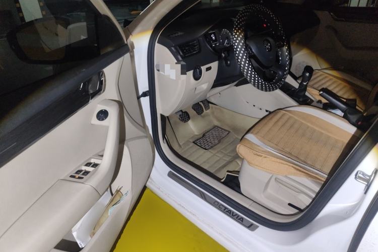 Used Skoda Octavia 2015 1.6L Manual Yijun Edition Driver Seat