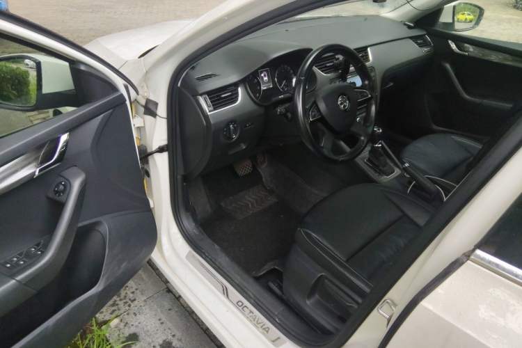 Used Skoda Octavia 2015 1.6L Automatic Yijun Edition Driver Seat