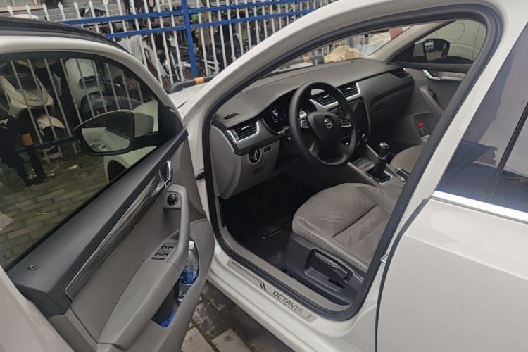 Used Skoda Octavia 2015 1.6L Manual Yijun Edition Driver Seat